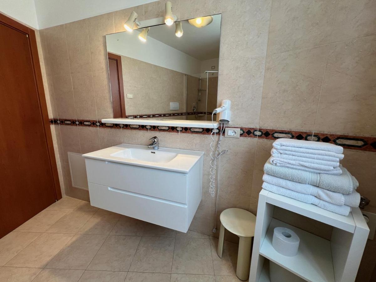 Appartamenti Baia Azzurra 5. Torbole Sul Garda Екстериор снимка